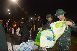 Quân dân một lòng xuyên đêm ngăn lũ tràn đê